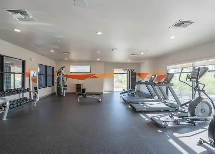 Posh 2bd - Gym, Pool, Parking, W-d - Sleeps 8 Apartamento *