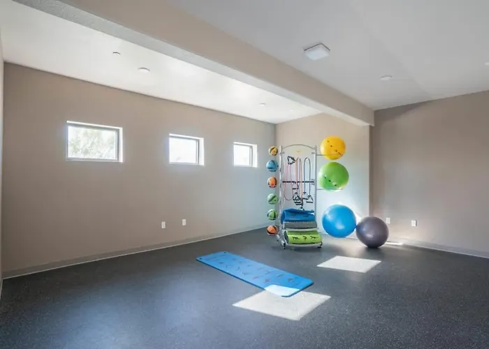 Apartamento Posh 2bd - Gym, Pool, Parking, W-d - Sleeps 8 *