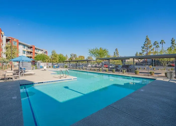 Apartamento Posh 2bd - Gym, Pool, Parking, W-d - Sleeps 8