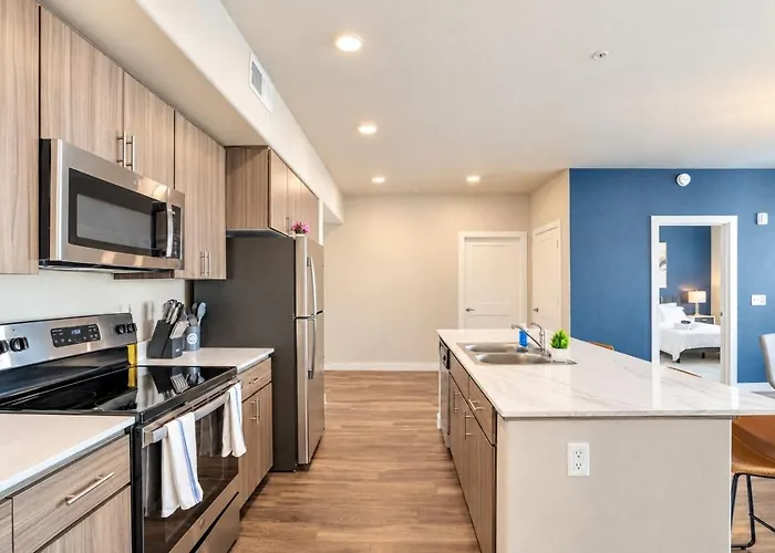 Posh 2bd - Gym, Pool, Parking, W-d - Sleeps 8