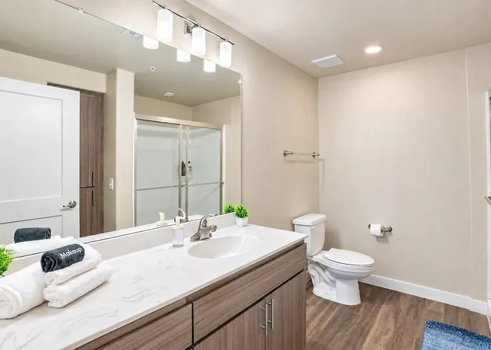 Posh 2bd - Gym, Pool, Parking, W-d - Sleeps 8 Apartamento *