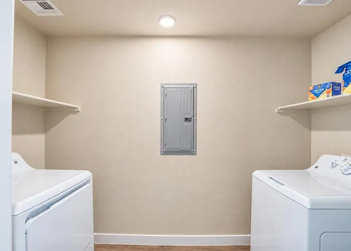 Posh 2bd - Gym, Pool, Parking, W-d - Sleeps 8 Tempe