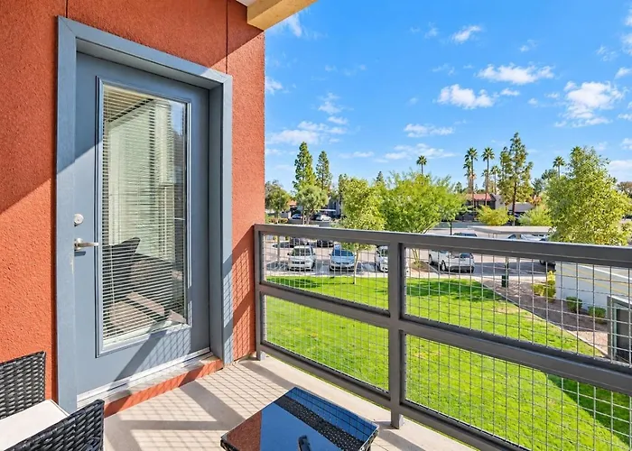 Posh 2bd - Gym, Pool, Parking, W-d - Sleeps 8